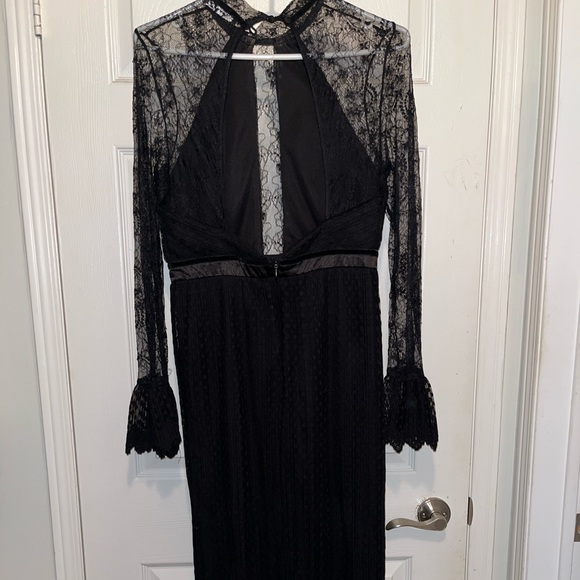 Black lace TFNC midi dress with long bell sleeves and lace panelling + open back - Picture 2 of 2